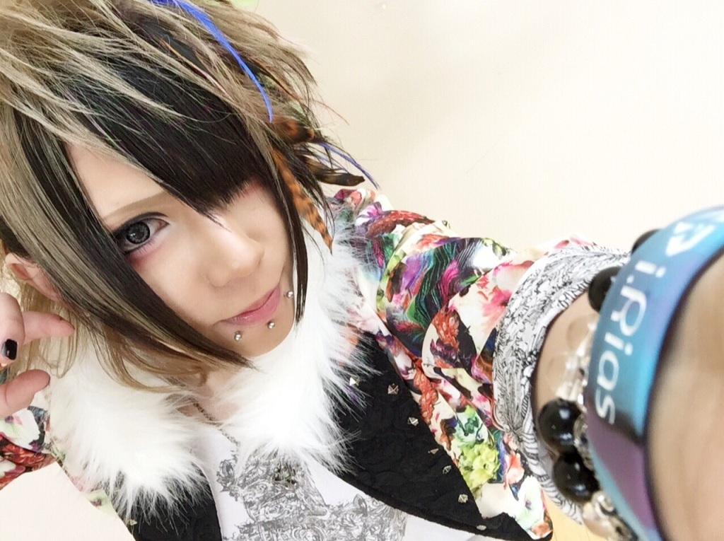 i.Rias's new guitarist, neon